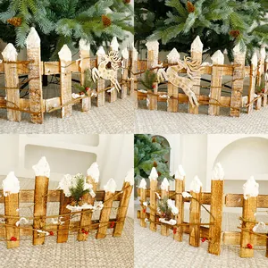 Rustikale hölzerne Weihnachtszaun-Dekoration mit Schneeeffekt und Rentier-Motiven