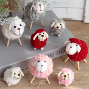 Handgemaakte Wollen Vilt Kerstmis Schaap Ornament Schattige Tafeldecoratie Lam Houten Basis Mini Dier Figuurtje Voor Huisdecoratie