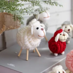 Handgemaakte vilten schaap tafeldecoraties voor feestelijke kersttaferelen