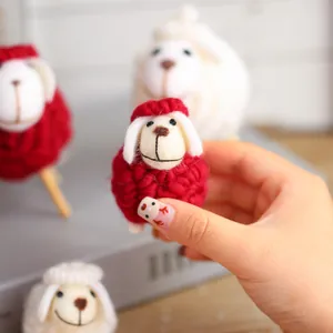 Handgemaakt rood vilten schaap ornament voor de kersttafeldecoratie en kerstboom