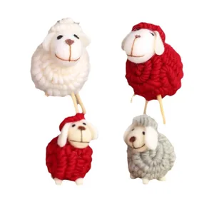 Prachtige handgemaakte wolvilt schaap ornamenten voor feestelijke kerstdecoratie