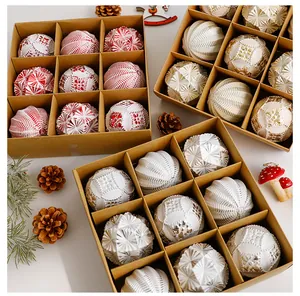 Detailopname van getextureerde kerstballen in geschenkdozen van bruin kraftpapier