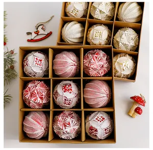 Gedetailleerd overzicht van kerstballen met patroon in geschenkdozen van kraftpapier