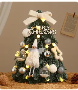 Vista dettagliata del mini albero di Natale in PE con calde luci LED e decorazioni