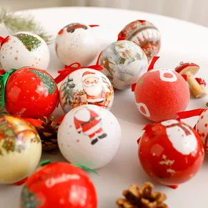 Bolas de Navidad festivas con motivos de Papá Noel, muñeco de nieve y árbol sobre fondo blanco.