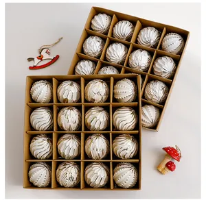 Set van 16 wit-zilveren kerstballen in een bruine geschenkdoos voor de feestdagen.