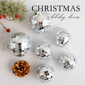 Elegante silberne Spiegel-Diskokugeln als Weihnachtsbaumschmuck Set für Feiertage