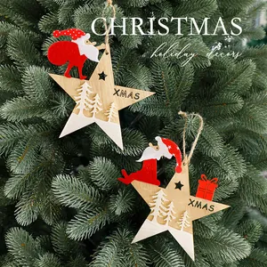 Houten kerstster ornamenten met Kerstman hangend aan een groene dennenboomtakken
