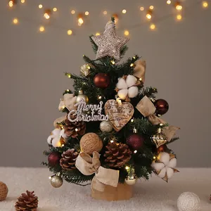 Piccolo albero di Natale con luci LED e decorazioni rustiche per decorare la tavola
