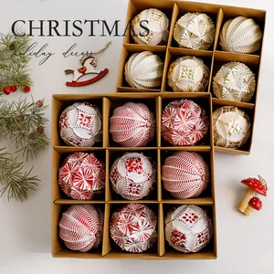 Luxe set witte, rode en gouden kerstballen met patronen in dozen van kraftpapier