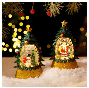 Detailweergave van twee feestelijke verlichte kerstboom sneeuwbollen met de Kerstman.