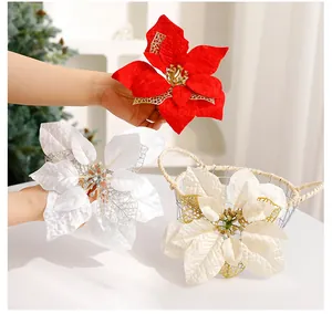 Vue détaillée de fleurs de Poinsettia de Noël artificielles en tissu de différentes couleurs