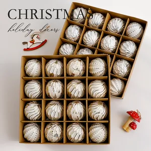 Elegante kerstballenset in crème en goud in geschenkdozen voor feestdecor