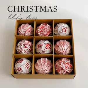 Set van 9 rood-witte kerstballen in een kraftpapieren doosje