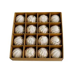 Set van 16 witte en gouden kerstballen met textuur verpakt in een bruine geschenkdoos