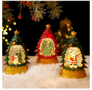 Drie verschillende lichtgevende kerstboomlantaarns in een besneeuwde scène