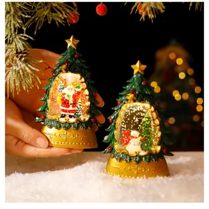 Detail van kerstboom sneeuwbol lantaarns met warme LED-verlichting voor de sfeer