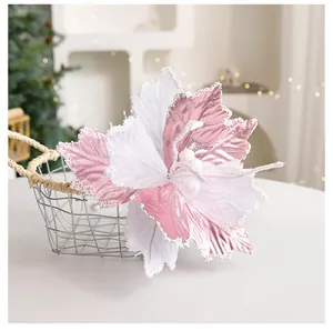 Detailansicht der rosa-weißen künstlichen Weihnachtsblume aus Samt mit Pailletten