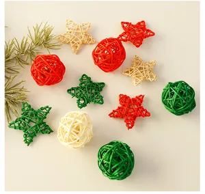 Nahaufnahme von bunten geflochtenen Rattansternen und Kugeln für die Weihnachtsdekoration