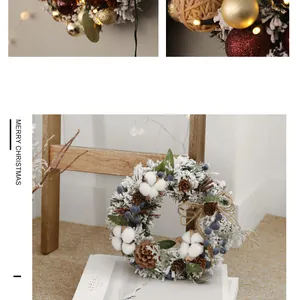 Primer plano de una corona de Navidad nevada con flores de algodón y piñas naturales