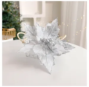 Nahaufnahme einer dekorativen, silbernen, glitzernden künstlichen Weihnachtsblume