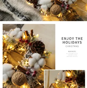 Primer plano de una corona de Navidad con algodón, piñas y cálidas luces LED decorativas