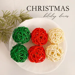 Handgefertigtes Set aus sechs bunten geflochtenen Rattanbällen für die Weihnachtsdekoration