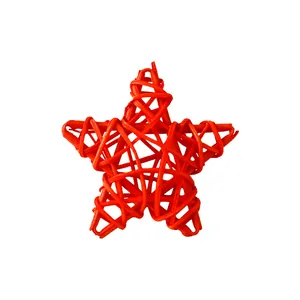 Handgefertigter roter Rattan-Stern für Weihnachten und stilvolle Wohndekoration.