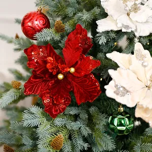 Fleurs de Noël artificielles en velours rouge et blanc avec paillettes sur un sapin