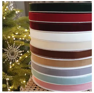 Dettaglio di rotoli di nastro di velluto colorati vicino a un albero di Natale!
