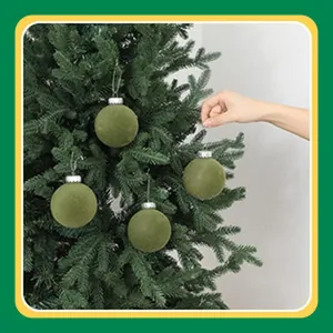 Boules de Noël en velours vert olive suspendues à une branche de sapin festive et douce