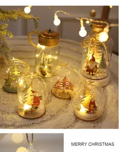 Primer plano de frascos de vidrio navideños con miniaturas de Papá Noel y árboles