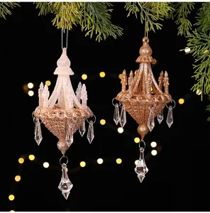 Vista detallada de elegantes adornos navideños de candelabro con acabado de purpurina