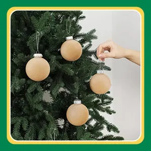 Détail de boules de Noël en velours beige de 8 cm suspendues à un sapin de Noël.