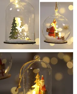 Detalle de lámparas de cúpula de cristal de Navidad con Papá Noel y muñeco de nieve.