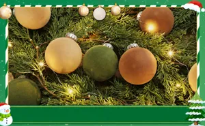 Detalle de bolas de Navidad de terciopelo de 8 cm sobre ramas de pino con luces