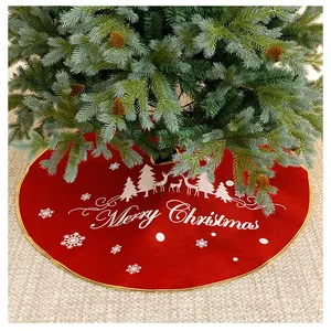Feestelijke rode kerstboomrok van fluweel met witte rendierprint en gouden rand