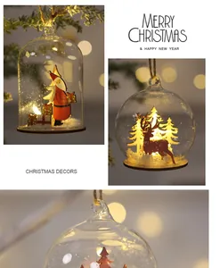 Vista detallada de figuras festivas de Papá Noel y renos en una campana de cristal