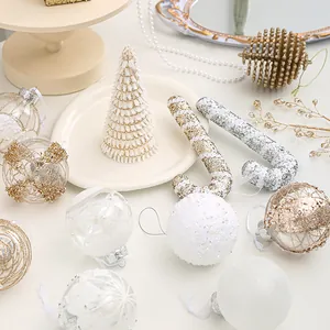 Elegant wit en goud kerstdecoratie set met boom en zuurstokken voor een luxe vakantie
