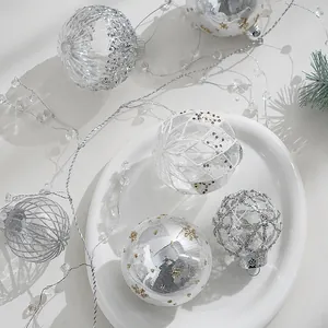 Elegante zilveren en witte kerstballen set voor de versiering van de boom