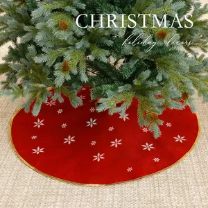 Rode kerstboomrok met witte sneeuwvlokpatronen en gouden rand voor vakantiedecor