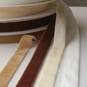 Nastri di velluto in colori neutri per lavoretti fai da te e decorazioni natalizie.
