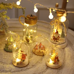 Decoraciones navideñas de frascos de vidrio con mini figuras de Papá Noel