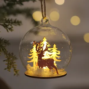 Elegante bola de Navidad de cristal con luz LED cálida y silueta de reno en el interior
