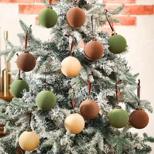Boules de Noël haut de gamme en velours floqué de 8 cm sur un sapin de Noël enneigé