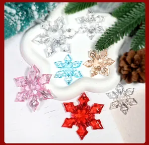 Gedetailleerd overzicht van gekleurde facetgeslepen acryl sneeuwvlokken voor decoratie