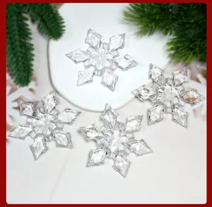 Detailweergave van facet geslepen kristallen sneeuwvlokken voor kerstversiering.