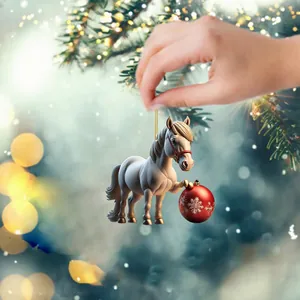 Nahaufnahme eines niedlichen Pferdeanhängers aus Acryl an einem festlichen Weihnachtsbaum