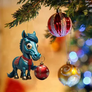 Nahaufnahme des blauen Acryl-Pferd-Ornaments, das auf eine rote Weihnachtskugel tritt
