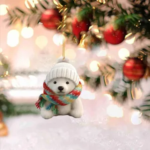 Detalle de un lindo adorno de oso polar con gorro y bufanda para decoración de Navidad